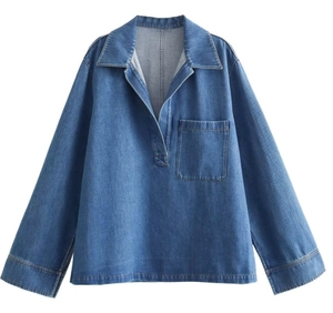 Detail eines blauen Jeanshemdes mit überschnittenen Schultern, V-Ausschnitt und Tasche
