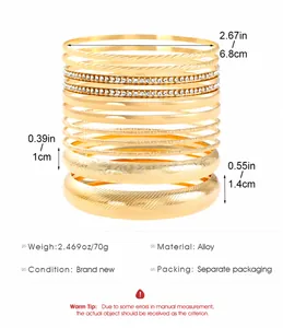 Détail d'un lot de 10 bracelets dorés montrant les dimensions et textures variés