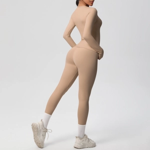 Dettaglio del set da yoga due pezzi color carne con maglia a maniche lunghe e leggings modellanti