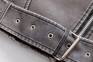 Détail de la ceinture de veste en cuir avec boucle en métal et texture lavée