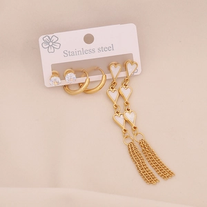 Details des goldenen Edelstahl-Ohrring-Sets mit Herz-Quasten und Kristallstecker