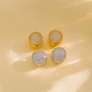 Elegante goldene und silberne unregelmäßige Creolen mit Mikropavé-Zirkonia-Besatz