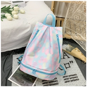 Detailansicht des Yoga-Rucksacks in Macaron-Farben mit Nass-Trocken-Trennung und Sternen