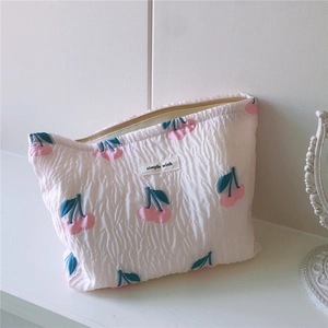 Gros plan du motif cerise sur tissu gaufré avec étiquette tissée Simple Wish