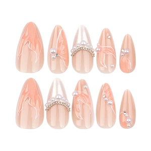 Faux ongles courts en amande roses avec perles 3D, chaînes et motifs en relief