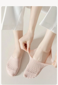 Detail showing the high elasticity and breathable mesh of the pink invisible boat socks