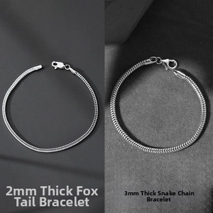 Detail von 2mm Fuchsschwanz- und 3mm Schlangenkette aus Silbermetall mit Karabiner
