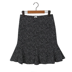 Französischer Vintage-Minirock in Schwarz mit weißen Punkten und Rüschensaum