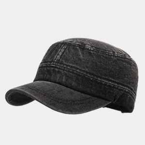 Detail van de gewassen denim stof en horizontale stiksels op de donkergrijze militaire pet