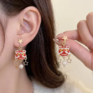 Boucles d'oreilles danse du lion chinois avec émail rouge et détails de perles