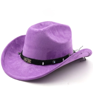 Vue détaillée d'un chapeau de cow-boy en daim violet avec boucle aigle et ruban tressé