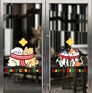 Dettaglio di adesivi natalizi con gatti e cani su una porta in vetro decorata