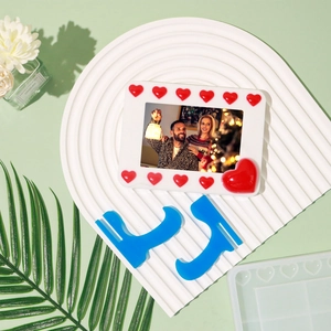 DIY hars fotolijst met hartjes en blauwe standaard op een witte textuur ondergrond