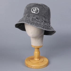Bob en jean gris foncé délavé vintage avec broderie FF blanche sur tête de mannequin