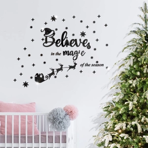 Weihnachts-Wandtattoo Believe in the Magic mit Weihnachtsmann und Schlitten über dem Kinderbett