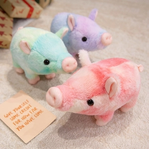 Mignons cochons en peluche tie-dye en rose, violet et vert sur un tapis doux