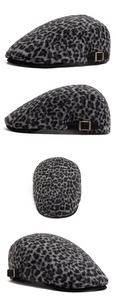 Détails d'un béret léopard avec boucle métallique réglable et texture douce au toucher