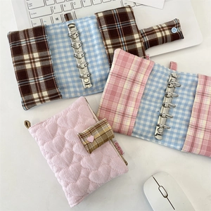 Détail de protège-cahiers en tissu à carreaux et motifs cœurs pour classeurs