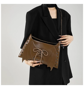 Sac à bandoulière unique en forme d'aile de chauve-souris avec rivets et laçage, élégant sac marron.