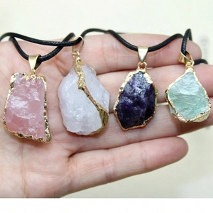 Pendentifs en pierre naturelle irrégulière avec bords dorés sur colliers noirs