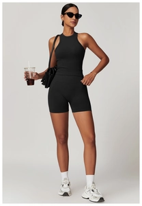 Ensemble de yoga noir sans couture avec short taille haute et débardeur court