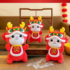 Set dettagliato di tre peluche drago rosso con motivi augurali in un ambiente festoso