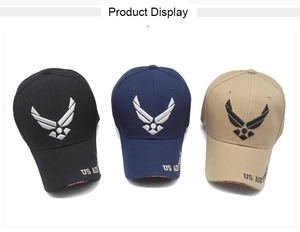 Dettaglio macro di cappellini da baseball tattici con ricamo di ali US Air Force