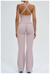Vue arrière de l'ensemble de yoga avec haut croisé et pantalon évasé taille haute