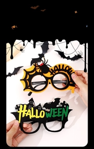 Détail de lunettes de fête d'Halloween avec toiles d'araignée en feutre et silhouette de château