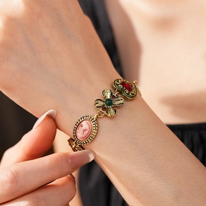 Bracelet vintage avec camée rose fleur et breloques cœur rouge sur chaîne dorée