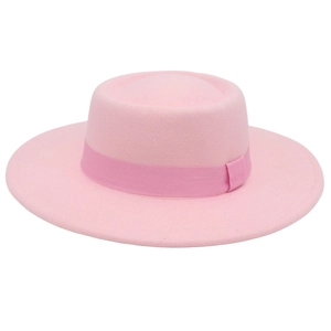 Detailansicht des rosa Wollfilzhutes mit passendem Ripsband und einer breiten Krempe