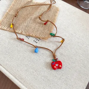 Collier avec pendentif pomme coloré et charms de dessins animés pour femmes
