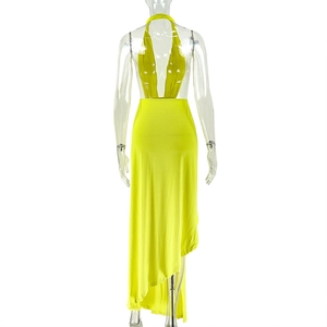 Détail de la robe licou jaune néon avec décolleté en V profond et ourlet asymétrique