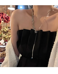 Detail einer silbernen Weizen-Halskette mit asymmetrischer Y-Kette an einem Model