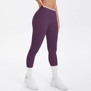 Détail du legging de yoga violet à taille haute avec ceinture blanche croisée en V