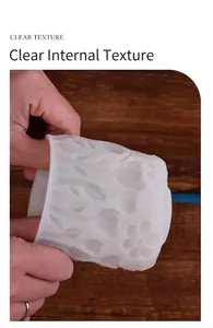 Makro-Detail der weißen Silikonform mit Tulpen- und Blumenstruktur für DIY-Kerzen