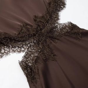 Braunes Satin-Minikleid mit Wimpernspitze und Rundhalsausschnitt im modischen offenen Design