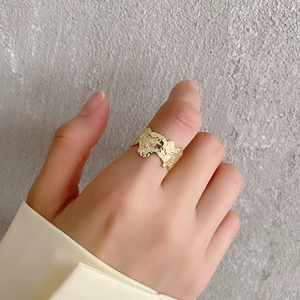 Minimalist S925 sterling silver ring with irregular gold lava texture on a model