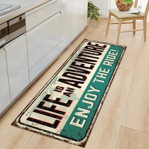 Tappeto da cucina retrò con scritta vintage su pavimento in legno chiaro moderno