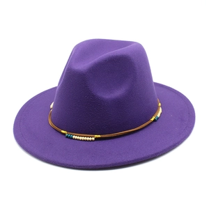 Dettaglio cappello fedora in lana viola con cinturino di perline stile bohémien