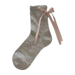 Calze al polpaccio in maglia grigia con fiocchi di raso rosa e dolce stile balletto
