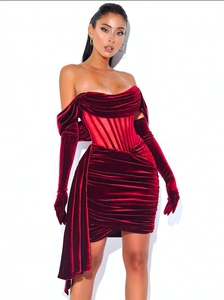 Gros plan sur la texture velours bordeaux drapé avec de longs gants assortis