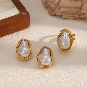 Gros plan détaillé de boucles d'oreilles en perles et bague dorée sur fond vintage