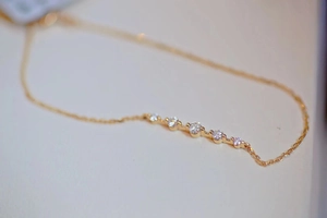 Vista macro de pulsera de plata bañada en oro de 14k con cinco piedras de circonita