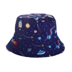 Dettaglio di un cappello da pescatore blu scuro per bambini con stampa spaziale