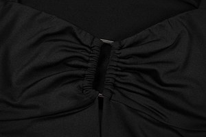 Makrodetail der Metallring-Schnalle mit radialen Falten auf dem schwarzen Strickkleid