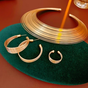 Minimalistisches goldenes Mehrlagen-Schmuckset bestehend aus Kette, Ohrringen und Ring
