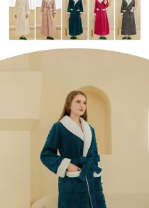 Détail du peignoir en polaire jacquard épaisse avec col et poignets en peluche blanche