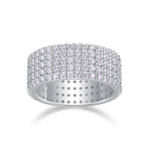 Makroaufnahme von breitem Ring mit mehreren Reihen aus brillantem Moissanit-Pavé-Besatz