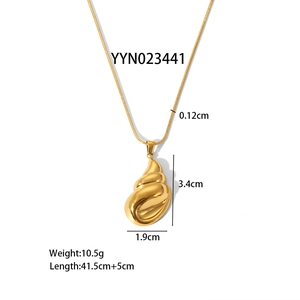 Collana con ciondolo a conchiglia dorata con catena a serpente e dimensioni